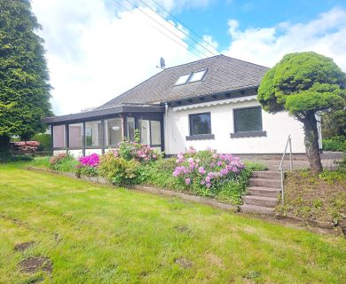 Freundlicher Bungalow mit Wintergarten und Einbauküche in ruhiger Lage.