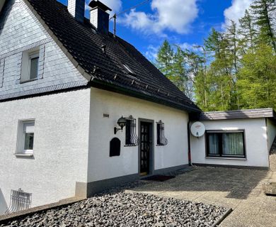 Einfamilienhaus mit Erweiterungsbau, Garage und großem Garten!