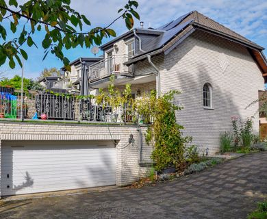 Attraktives Reihenendhaus unmittelbar am See, in begehrter Ortsrandlage von Lindlar!