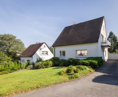 Verwirklichen Sie Ihre Wohnträume: Freistehendes Ein- bis Zweifamilienhaus mit Garagen und Garten