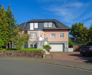 Schickes Einfamilienhaus mit Einliegerwohnung und weitläufigen Garten in ruhiger Lage des Taunus