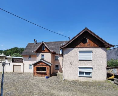 Reduziert!!! Modernisiertes Ein-/Zweifamilienhaus auf großem Grundstück in idyllischer Lage!