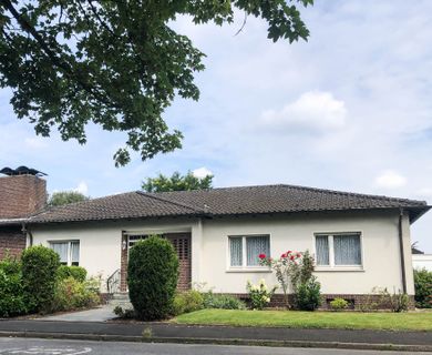 Bungalow mit Walmdach und großem Garten