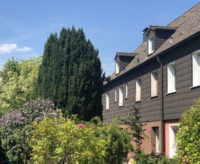 Mehrfamilienhaus mit 4 Garagen in zentraler Lage