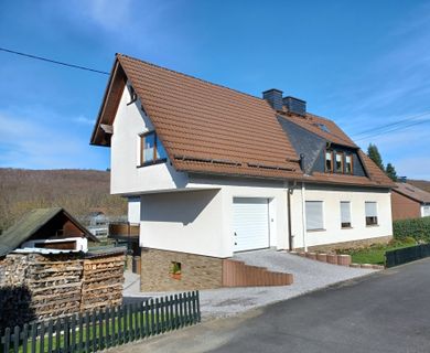 Sehr gepflegtes Ein-/Zweifamilienhaus mit gemütlichem Grillplatz, großem Garten und Garagen!