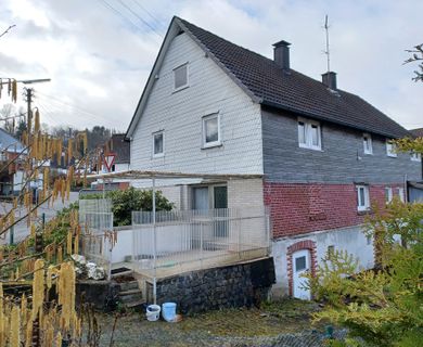 Handwerker aufgepasst!
Solides Einfamilienhaus mit Terrasse, Wiesengrundstück und Garagen – nähe Kirchen!