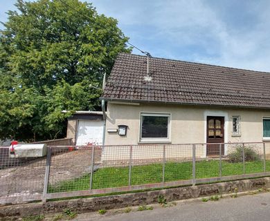 Stark sanierungsbedürftiges Einfamilienhaus in ruhiger Höhenlage mit herrlichem Fernblick!