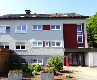 Gepflegte ca. 89 m² große DG-Wohnung mit großem Wohn-/Esszimmer, Tageslichtbad und PKW-Stellplatz