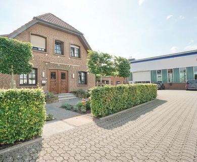 Geldern: Ein-/Zweifamilienhaus mit Gewerbehalle und Büroflächen