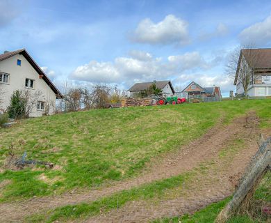 Großzügiges Baugrundstück in zentraler, aber dennoch ruhiger Lage!