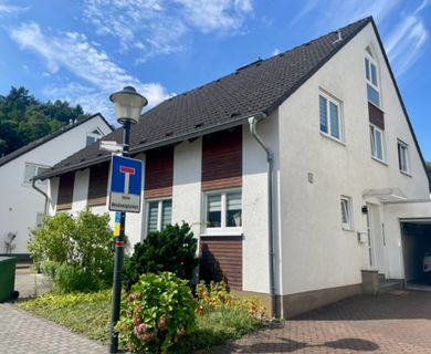 Lichtdurchflutete und gut geschnittene Doppelhaushälfte in zentraler, familienfreundlicher Lage