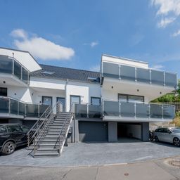 Architektur trifft Achtsamkeit: Stilvolle Etagenwohnung mit Bergblick, Terrasse & grüner Technik