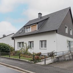 Mit Weitsicht über Homberge: Ein- bis Zweifamilienhaus mit Terrasse, Garagen und kleinem Garten!