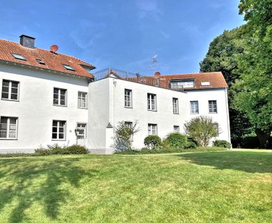 Zwei-Zimmer-Wohnung mit Garage und Gartenparzelle in stattlichem Mehrfamilienhaus.