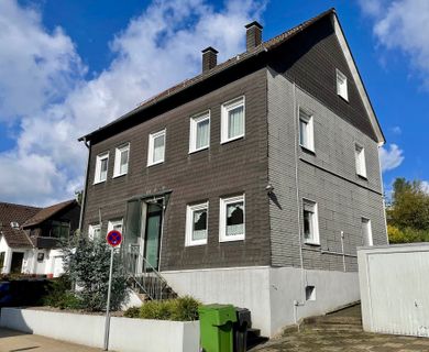 Geräumiges 1-2 Familienhaus mit Garten und zwei Garagen!