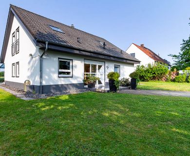 KÄUFERPROVISIONSFREI: Moderner Komfort und Wellnessgenuss – Zweifamilienhaus mit großem Grundstück!