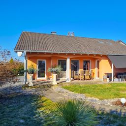 Neuwertiger Bungalow mit über 2.500 m² Grundstück in unverbaubarer Ortsrandlage mit Fernblick nähe Puderbach!