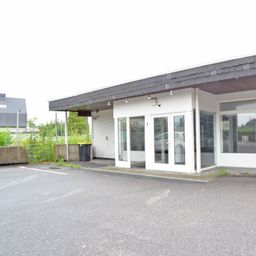 Großes Ladenlokal mit Bürofläche und PKW Stellplätzen