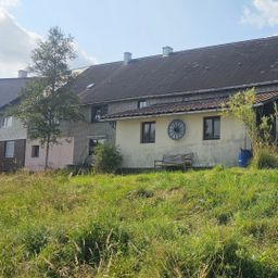 Charmantes, renovierungsbedürftiges Einfamilienhaus mit Scheune und unverbauter Aussicht!