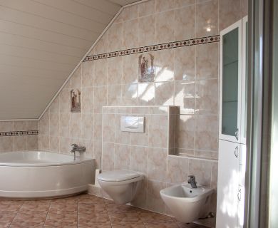 Badezimmer im OG mit Badewanne und Dusche