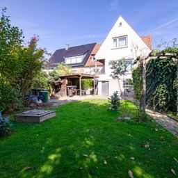 Gepflegte Doppelhaushälfte mit großem Garten, zwei Garagen und Vollkeller