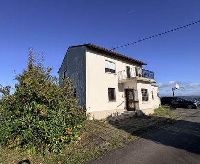 *RESERVIERT* Sanierungsbedürftiges Einfamilienhaus mit einer unverbauten und tollen Weitsicht ins Tal – nahe Hamm a.d. Sieg!