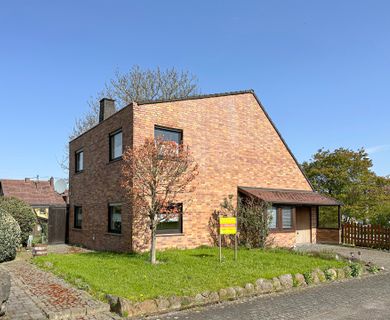 Einfamilienhaus mit schönem Garten und Teich in unmittelbarer Nähe zum Dreifelder Weiher!