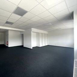 432 M² BÜROFLÄCHE. KLIMATISIERT MIT KONFERENZRAUM, GLASTÜREN UND FÜHRUNGSEBENE IN KREFELD