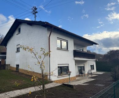 *RESERVIERT* Gepflegtes Einfamilienhaus mit ELW, Garten und Garage in ruhiger Wohnlage – zwischen Wissen & Gebhardshain!