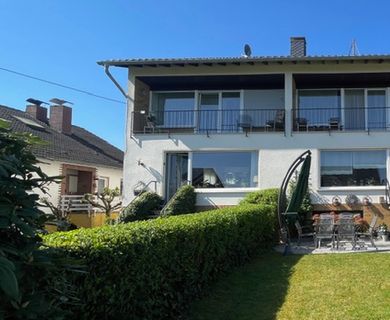 2 auf einen Streich: Vielseitig nutzbares Doppelhaus, 1 Hälfte vermietet – je mit Garten  und  Garage