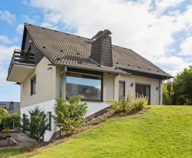 1- bis 3-Familienhaus mit herrlichem Ausblick, großzügigem Grundstück und separaten Wohneinheiten