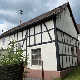 **PREISREDUZIERUNG** 
Solides Einfamilienhaus mit Gestaltungsspielraum in ruhiger Ortsrandlage!