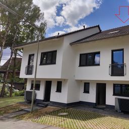 Schlüsselfertiger und energieeffizienter Neubau als DHH in idyllischer Lage!