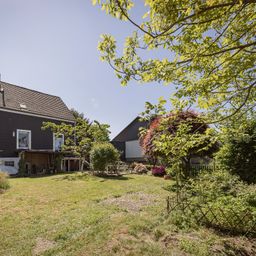 Wohnglück trifft Mieteinnahme: Freistehendes Zweifamilienhaus mit traumhaftem Garten