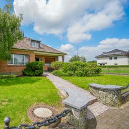 Charmanter Bungalow mit Ausgebautem Dachboden und Traumgarten