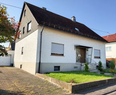 Neuwertige teilmöblierte Dachgeschosswohnung in Nentershausen mit Balkon!