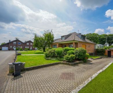 Charmanter Bungalow mit Ausgebautem Dachboden und Traumgarten