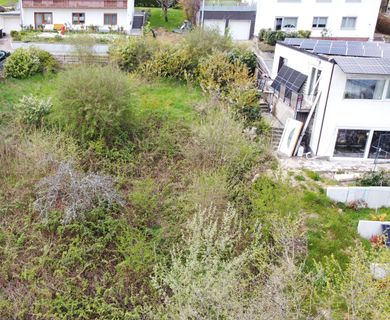 Unverbaubares, idyllisches Grundstück mit schönem Fernblick, voll erschlossen