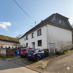 Bauernhaus mit Nebengebäuden und Weideland zwischen Altenkirchen und Hamm/Sieg!
