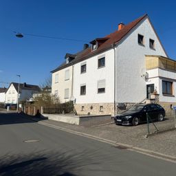 Gepflegtes Zweifamilienhaus mit großem Garten und Garage in guter Lage in Niederhadamar!