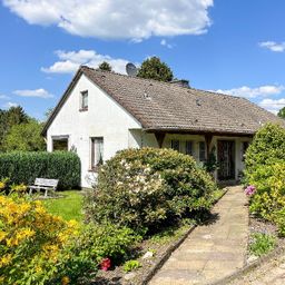 Grün soweit das Auge reicht: Rarität mit Traumgrundstück und eigenem Teich im Außenbereich