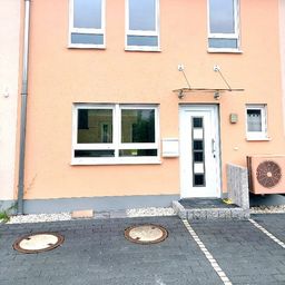 Hennef-Zentrum: Lichtdurchflutetes Stadthaus mit Garten in familienfreundlicher Lage