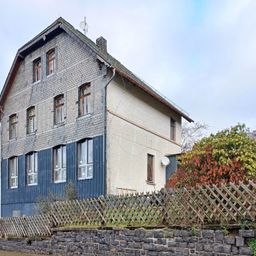 Viel Raum für Ihre Wohnideen – großzügiges, renovierungsbedürftiges Ein-/Dreifamilienhaus mit Potenzial!