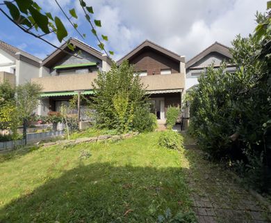 Reihenmittelhaus mit Garten, Keller, Garage sanierungsbedürftig