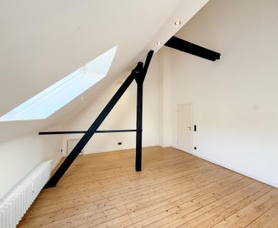 GROßZÜGIGE MASIONETTEWOHNUNG MIT 139M² IM ZENTRUM ZU MIETEN!