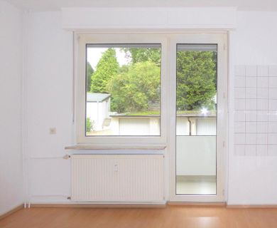 Schönes Single- Appartement im Erdgeschoss mit Balkon und neuem Tageslichtbad mit Walk-In-Dusche