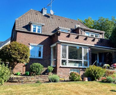 Freistehendes Einfamilienhaus mit Flair, großem Carport und Doppelgarage in Lev.-Pattscheid!