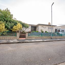 Bungalow mit 145 m² Wohnfläche, stilvolle Architektur und Wohlfühlkomfort auf einer Ebene