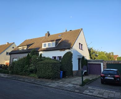 CHARMANTE BEZUGSFREIE DOPPELHAUSHÄLFTE MIT GARAGE UND TEICH IN WILLICH-ANRATH ZU VERKAUFEN!