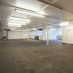 KREFELD: INTERRESSANTE LAGERHALLE MIT BÜRO, TORZUFAHRT, STARKSTROM  und  DUSCHE